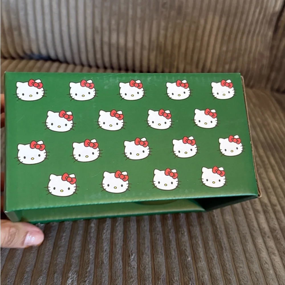 Sanrio Hello Kitty St. Patrick’s Day Salt & Pepper Shakers NWT - Picture 2 of 8